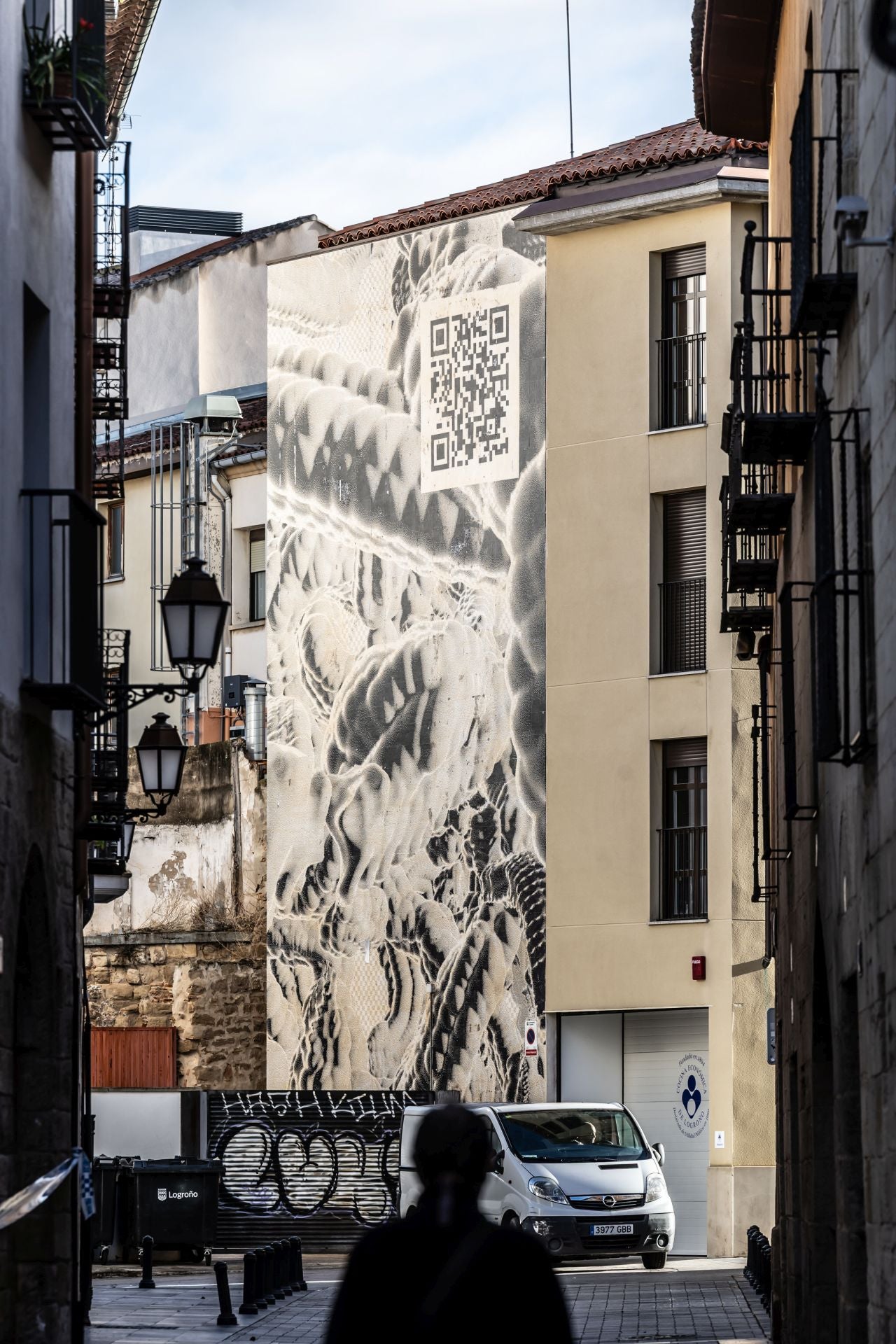 Leo Pum (Leandro Gómez) y Manel Bafaluy firmaron el primer mural interactivo de la ciudad ('The Stroke') en 2022 en la calle La Cadena.